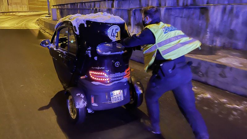 Řidiče elektrické tříkolky v pražském tunelu zaskočil mráz, policista ji vytlačil
